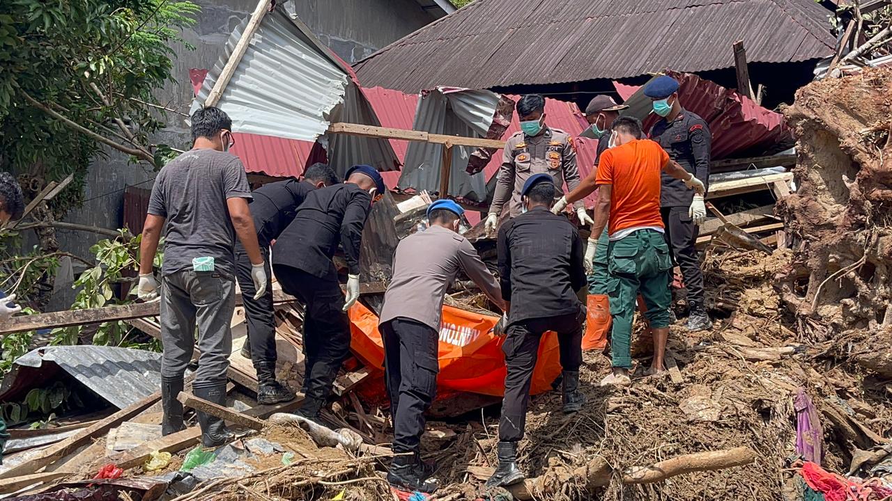 Brimob Temukan Jenazah Orang Tua Personelnya di Lokasi Longsor Sibolga: Misi Tanggap Bencana Berbalut Haru