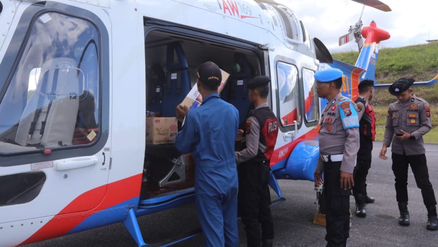 Helikopter Polda Sumut Kembali Distribusikan Bantuan Logistik, Prioritas Mendarat di Sibolga dan Tapteng