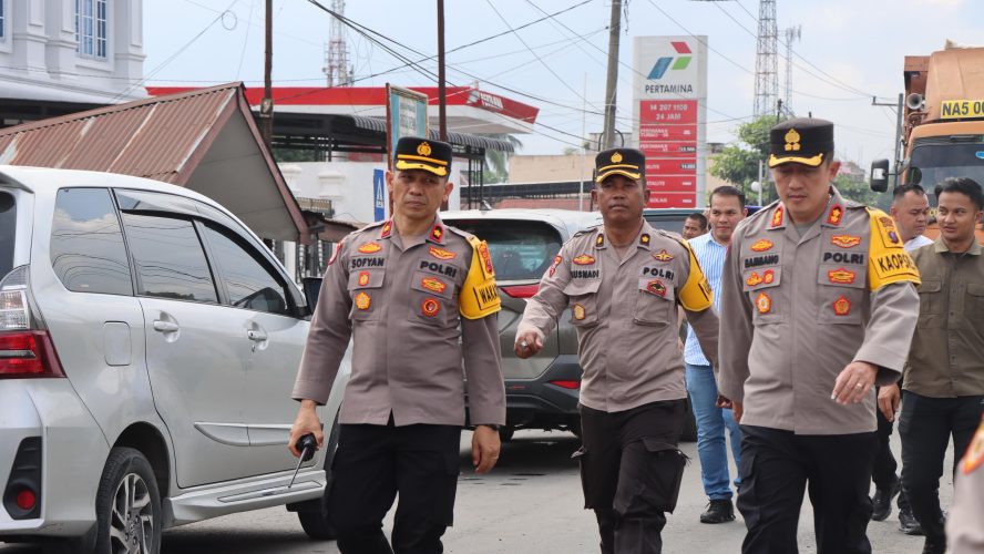 Turun Ke Jalan Kapolres Binjai Atasi Kepadatan Lalu Lintas Di Beberapa Lokasi SPBU Serta Bagikan Makanan Dan Air Mineral Kepada Masyarakat Yang Sedang Antri BBM