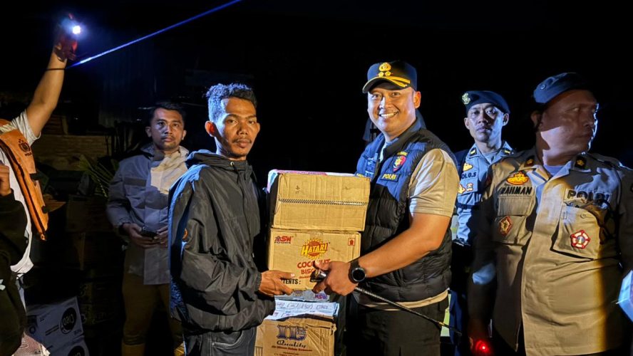 Kapolres Langkat Salurkan Bansos Untuk Warga Terdampak Banjir Di Pematang Jaya Melalui Jalur Laut