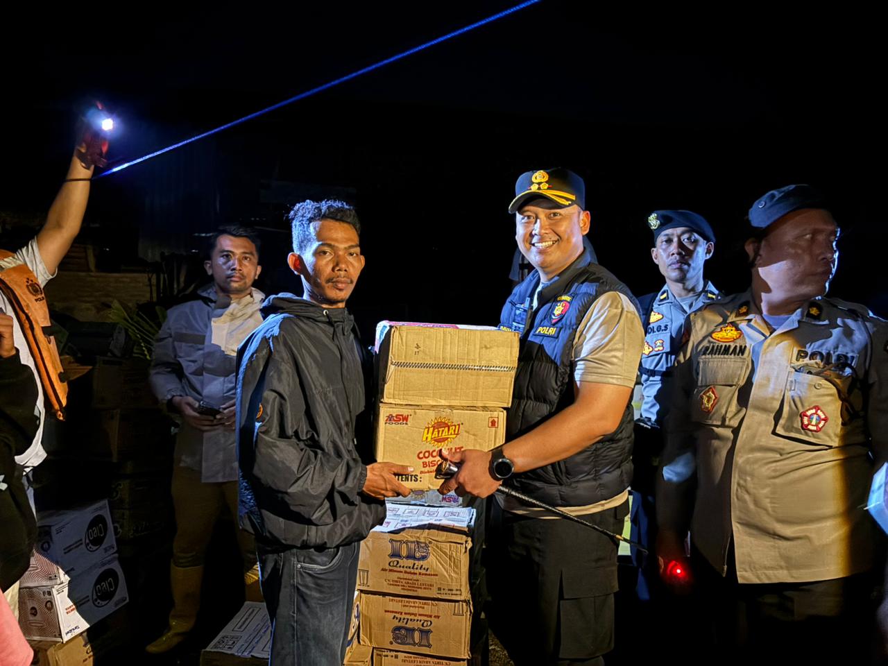 Kapolres Langkat Salurkan Bansos Untuk Warga Terdampak Banjir Di Pematang Jaya Melalui Jalur Laut