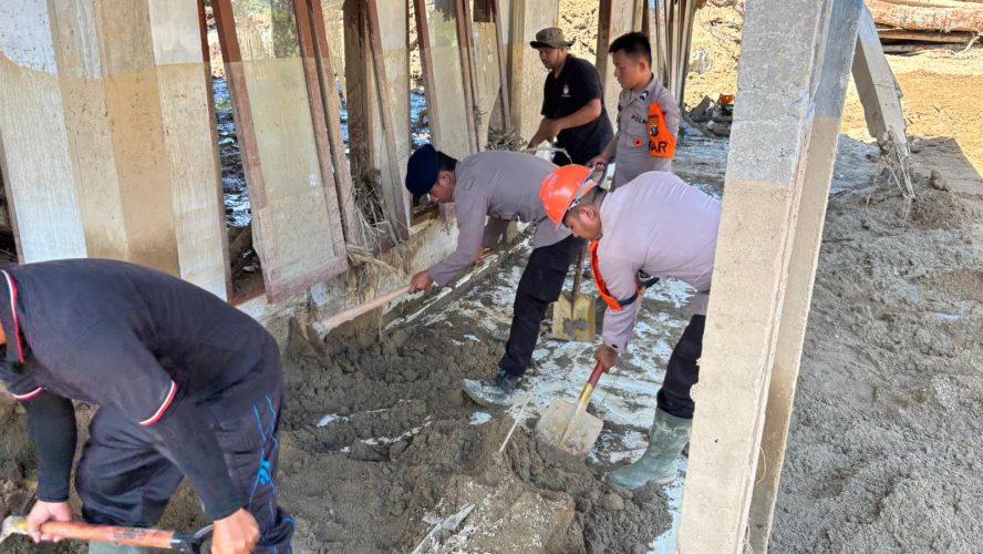 Brimob Sumut Hadir Untuk Negeri: Dari Pembersihan Rumah Ibadah Hingga Pemasangan Starlink Untuk Warga Garoga