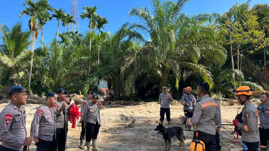 Polda Sumut Sigap di Garoga: Susur Material Longsor, Selamatkan Warga, Hingga Evakuasi Pasien ke Posko Medis