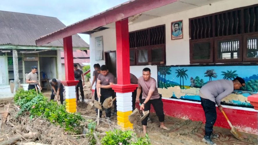 Hadir Untuk Masyarakat: Polda Sumut Bersihkan Sekolah Dan Masjid Terdampak Longsor Di Garoga