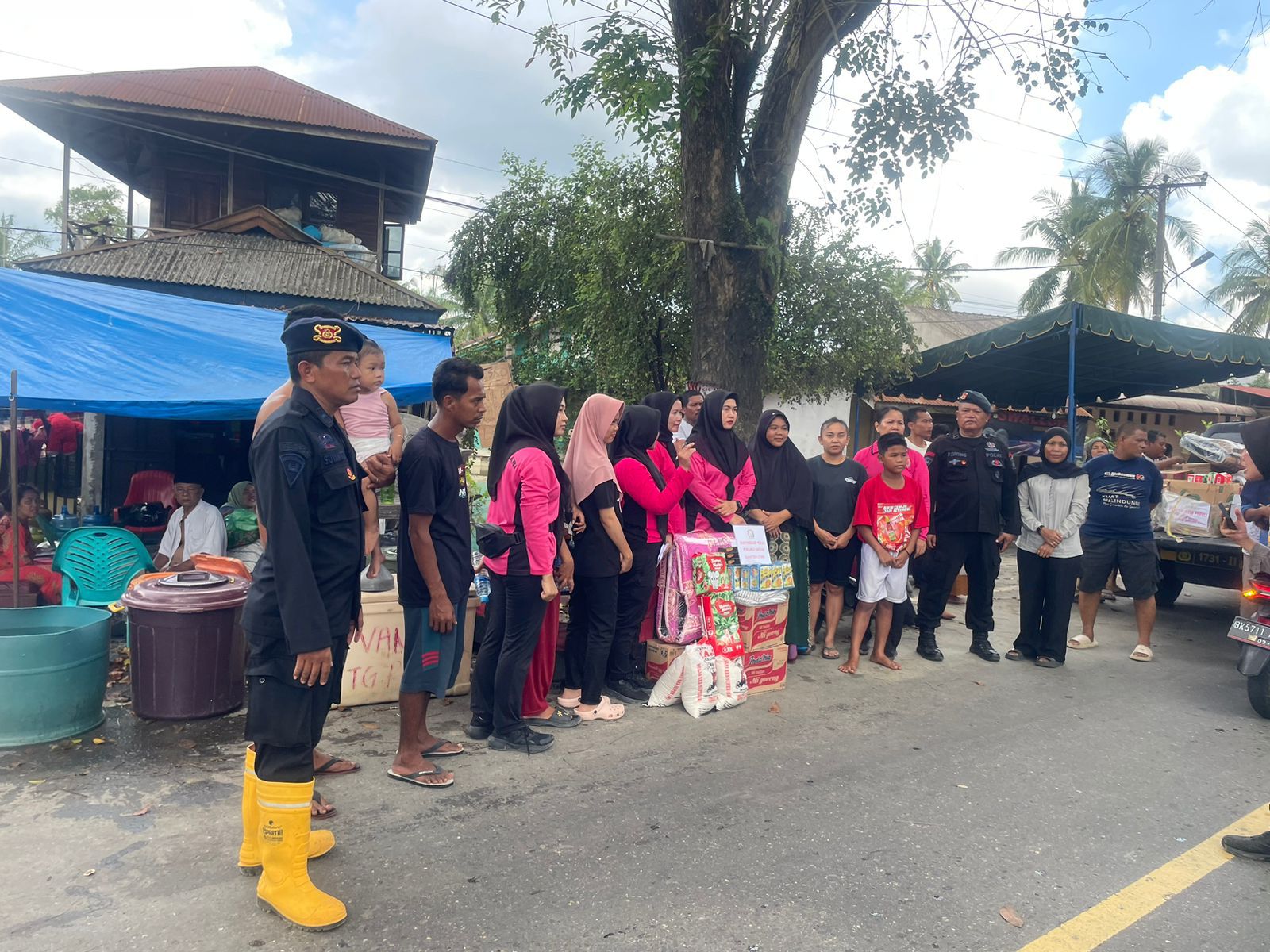Brimob Polda Sumut Kawal Bantuan Ibu Kapolda dan Setkab RI, Warga Terdampak Banjir Langkat Terima Logistik Lengkap