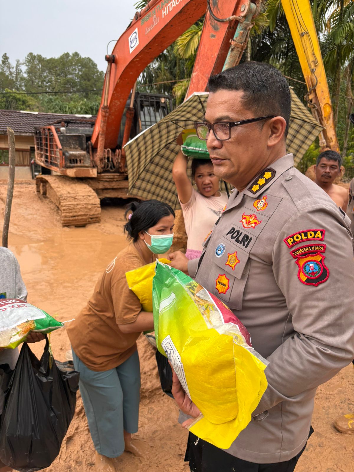 Bantu Pemulihan Pascabencana, KA SPN Polda Sumut Pimpin Distribusi Bansos di Desa Pagaran Lambung