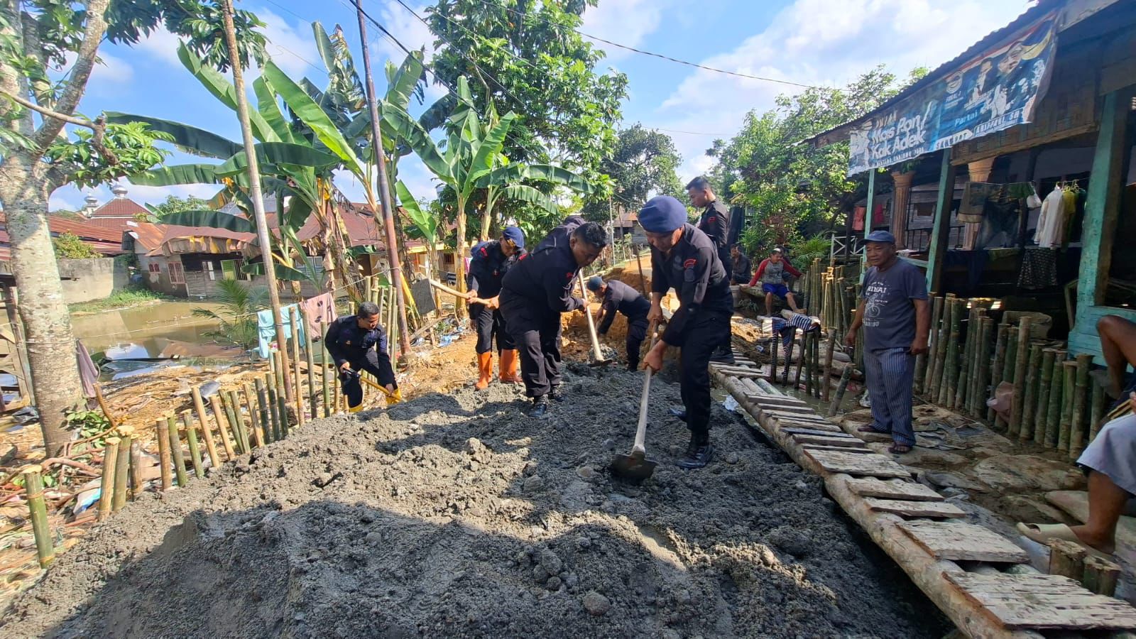 Brimob Polda Sumut Perbaiki Tanggul Yang Jebol, Akses Jalan Desa di Langkat Kembali Bisa Dilalui