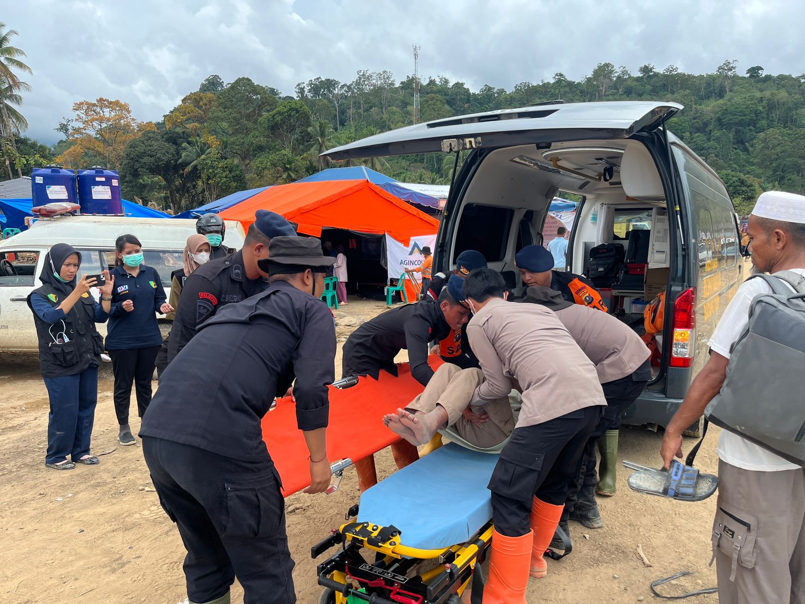 Aksi Kemanusiaan Brimob Polda Sumut, Evakuasi Korban Sakit Parah Dari Wilayah Terdampak Banjir