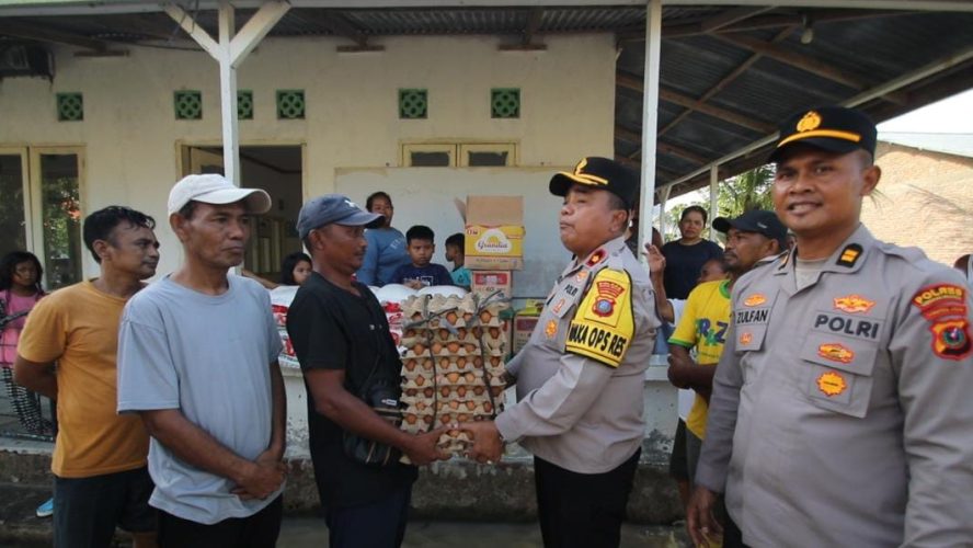 Wujud Kepedulian Polri: Kapolres Sergai Salurkan Bantuan Sembako Untuk Warga Terdampak Banjir Di Tanjung Beringin