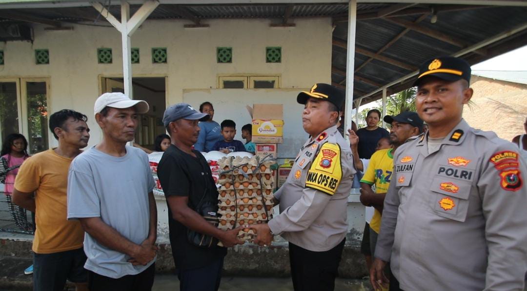 Wujud Kepedulian Polri: Kapolres Sergai Salurkan Bantuan Sembako Untuk Warga Terdampak Banjir Di Tanjung Beringin