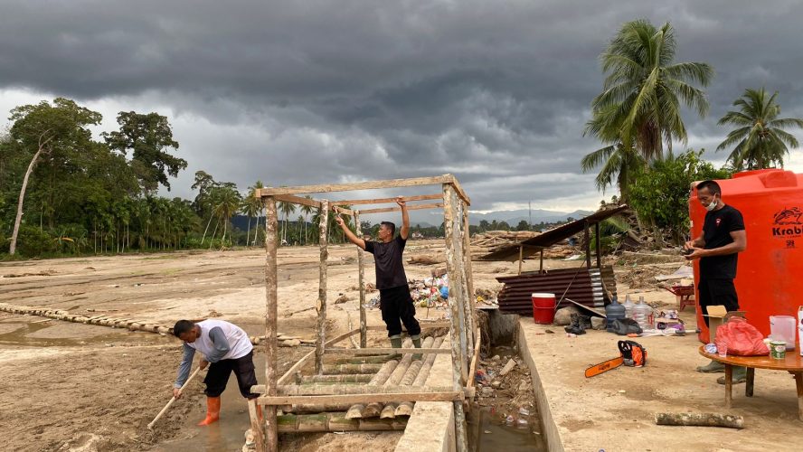 Brimob Polda Sumut Bangun MCK Dan Tandon Air Bersih Untuk Korban Banjir Bandang Di Batang Toru