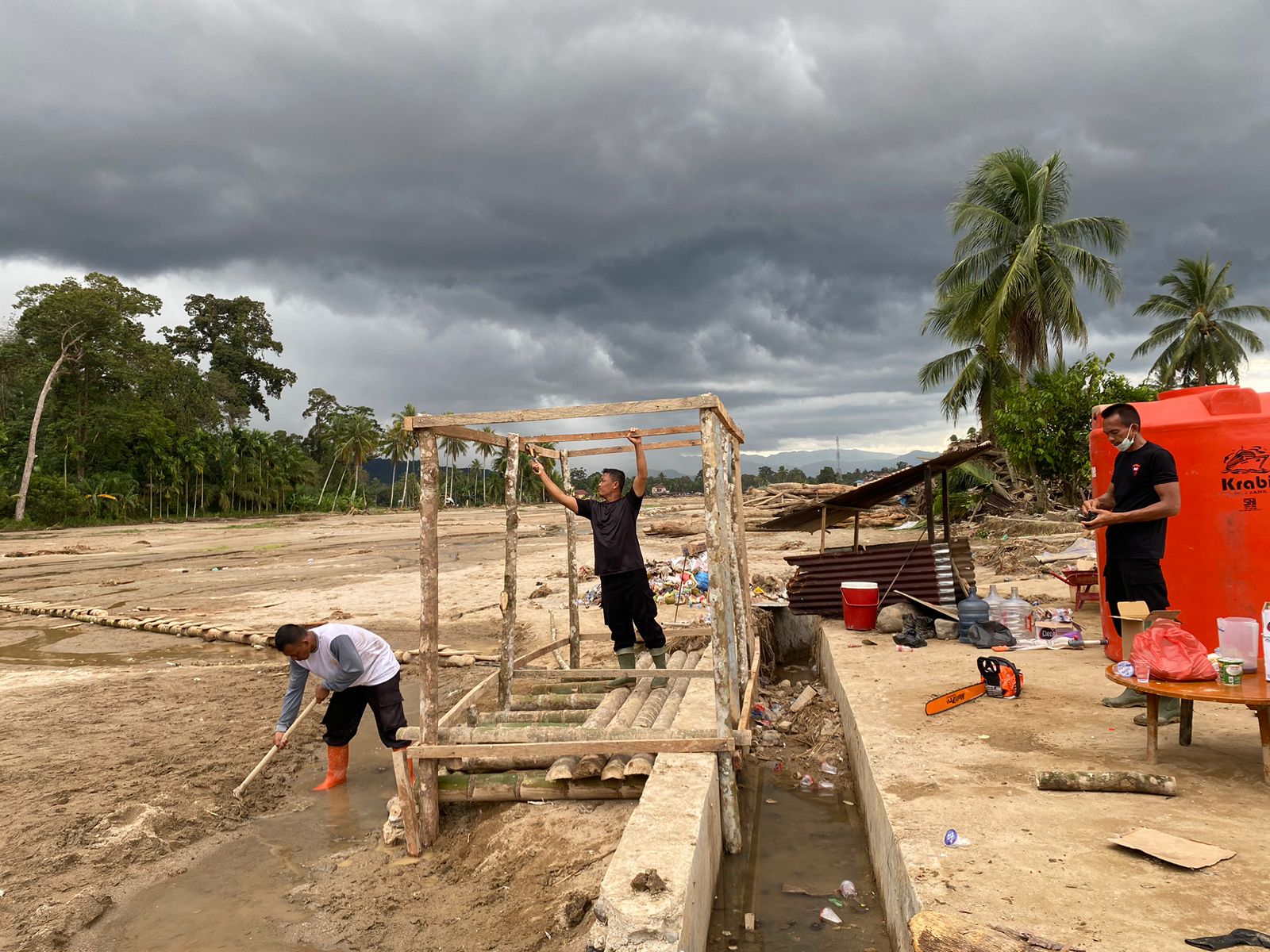 Brimob Polda Sumut Bangun MCK Dan Tandon Air Bersih Untuk Korban Banjir Bandang Di Batang Toru