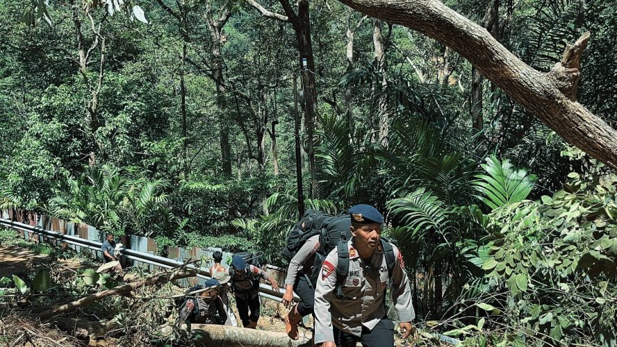Menembus Lumpur, Menjunjung Harapan: Brimob Polda Sumut Dan Relawan Mapel Indonesia Bantu Desa-Desa Terisolir di Tapteng