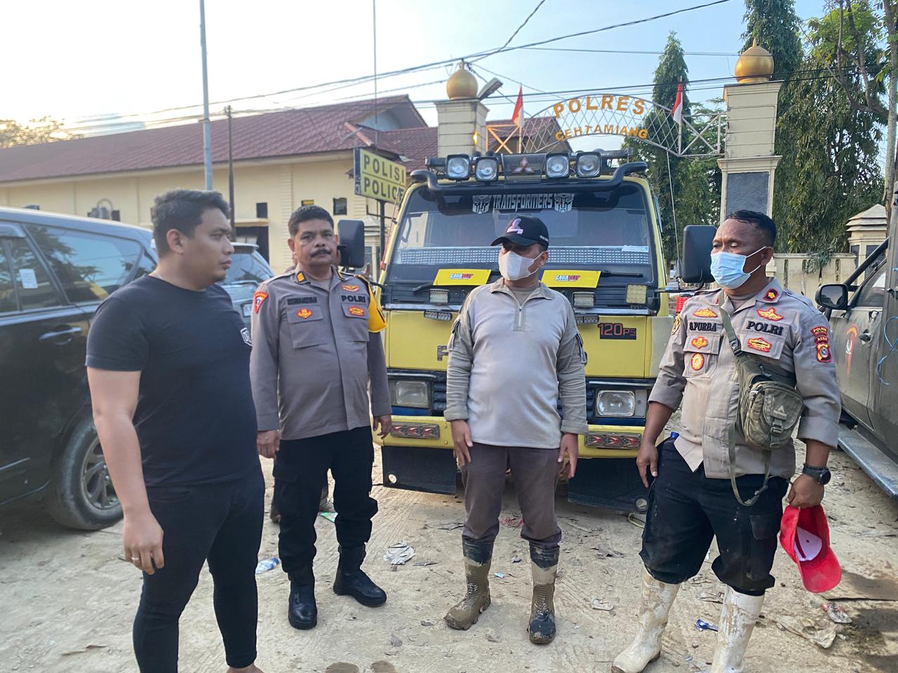 Polres Binjai Mengirimkan Bantuan Kepada Masyarakat Korban Banjir Di Aceh Tamiang