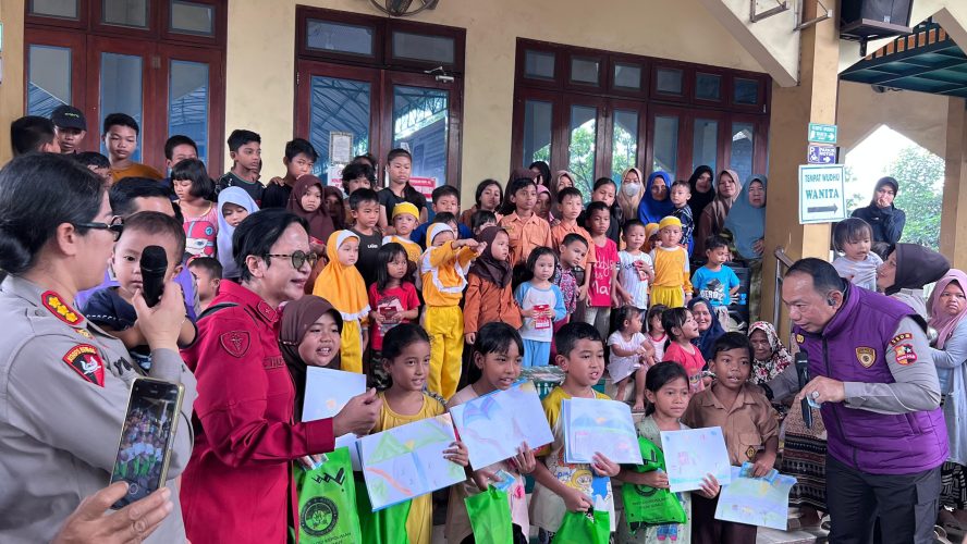 Polri Hadirkan Trauma Healing Dengan Wadah Edukatif Dan Hiburan Untuk Korban Banjir Di Sunggal