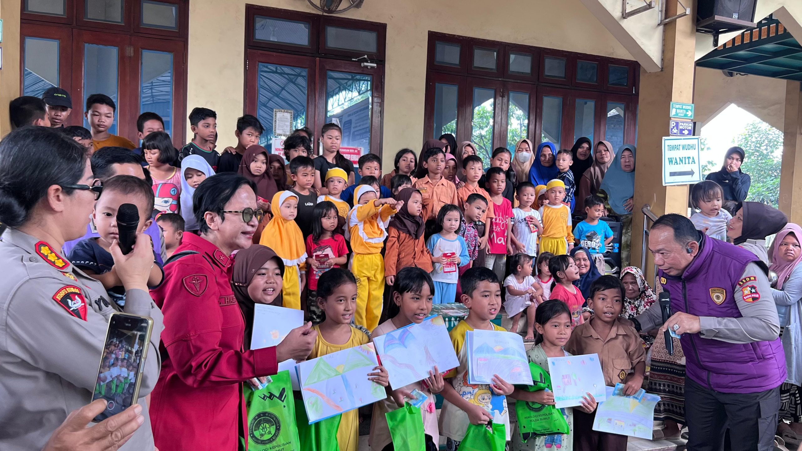 Polri Hadirkan Trauma Healing Dengan Wadah Edukatif Dan Hiburan Untuk Korban Banjir Di Sunggal