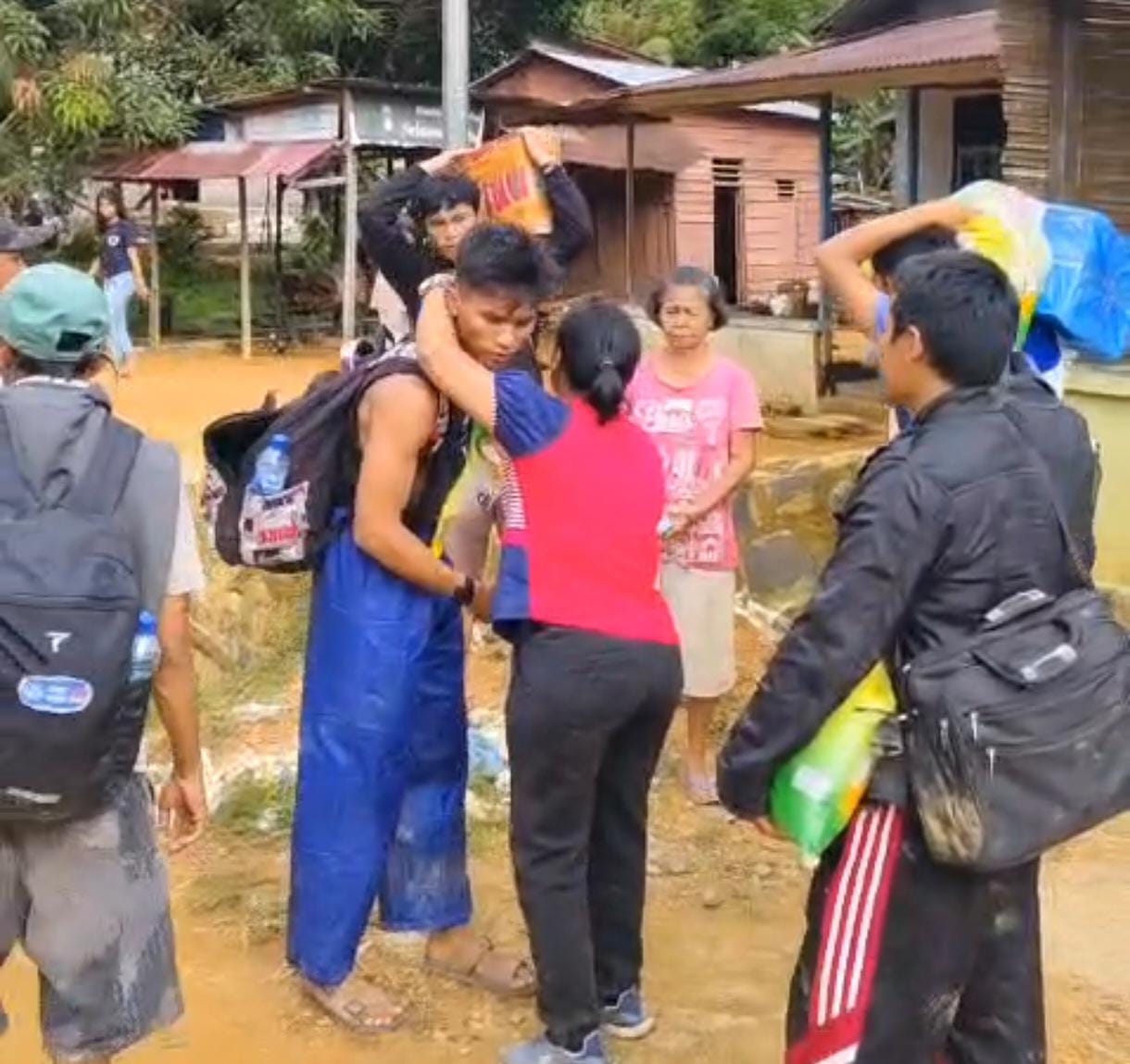 Ibu Bhayangkari Penunjuk Arah Helikopter: Kisah Perjuangan Menembus Desa Terisolir Di Tapanuli Tengah