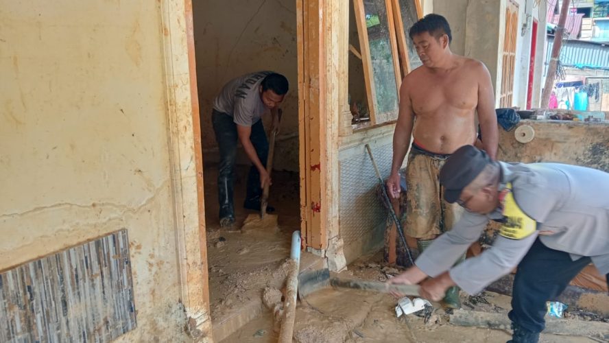 Bhabinkamtibmas Dan Babinsa Bantu Warga Bersihkan Rumah Pasca Banjir Dan Longsor Di Sibolga Selatan