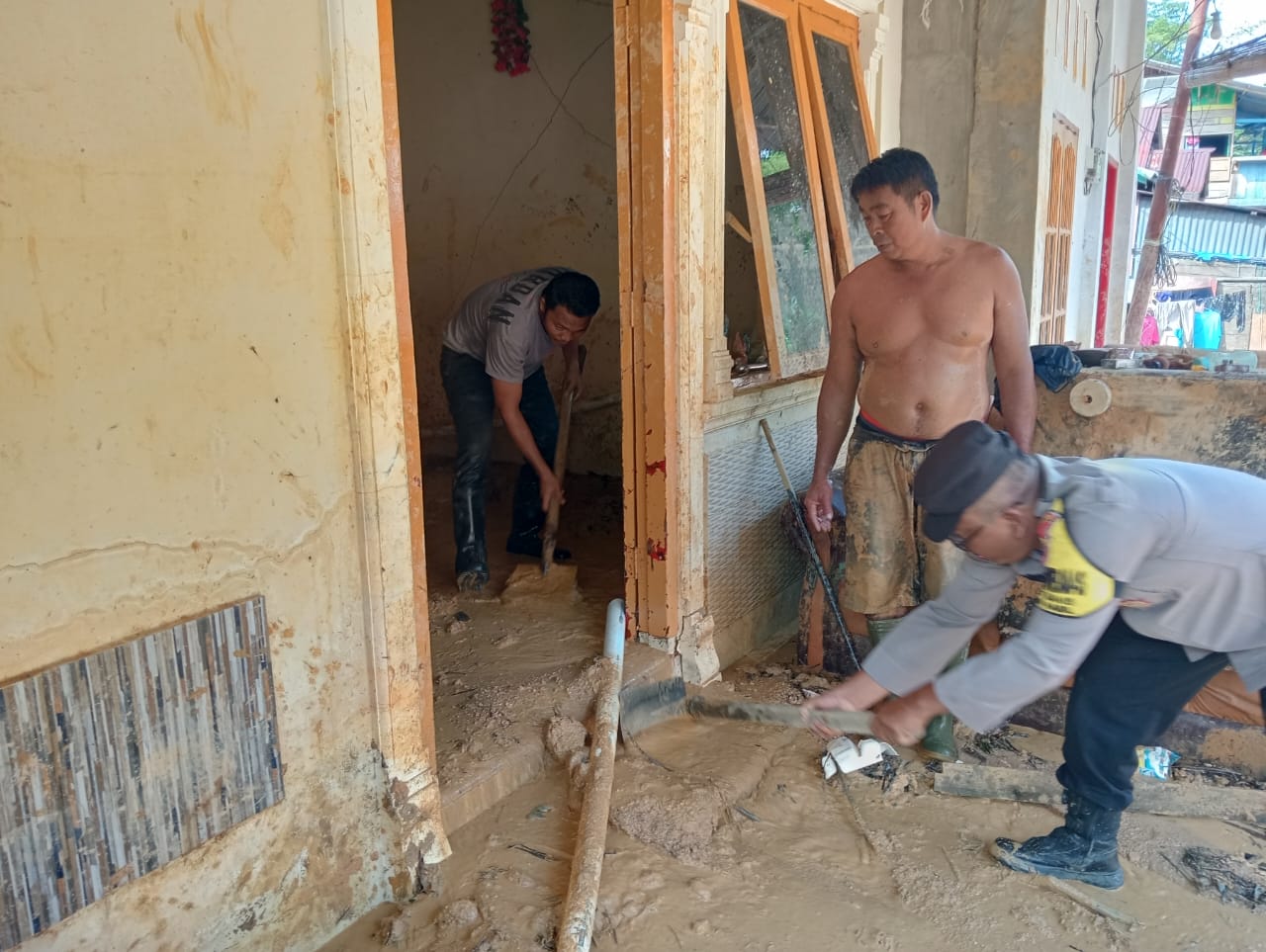 Bhabinkamtibmas Dan Babinsa Bantu Warga Bersihkan Rumah Pasca Banjir Dan Longsor Di Sibolga Selatan