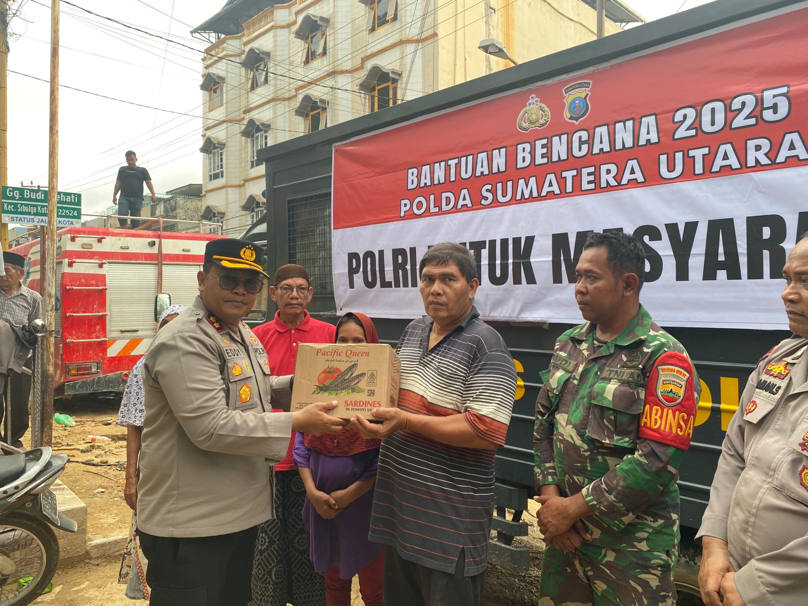 Polres Sibolga Salurkan Bantuan Sosial Kapolri Untuk Korban Tanah Longsor Di Kota Sibolga