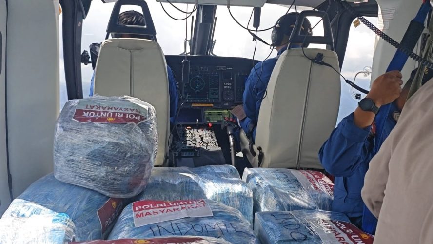 Akses Darat Terputus, Polda Sumut Kirim Bantuan Melalui Helikopter ke Daerah Terisolir Tapteng