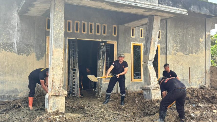Sinergitas Kemanusiaan: TNI-Polri Bersihkan Rumah Dan Bangkitkan Harapan Warga