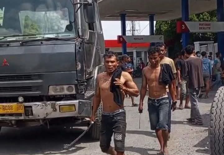 Sopir Truk Dikipas Lawa-Lawa Pakai Sajam Panjang di SPBU Kayu Putih.
