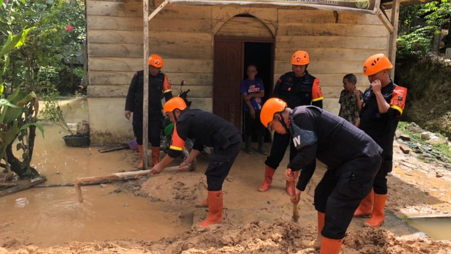 Sat Brimob Polda Sumut Laksanakan Quick Response SAR, Bantu Pembersihan Rumah Warga Terdampak Bencana di Tapanuli Utara