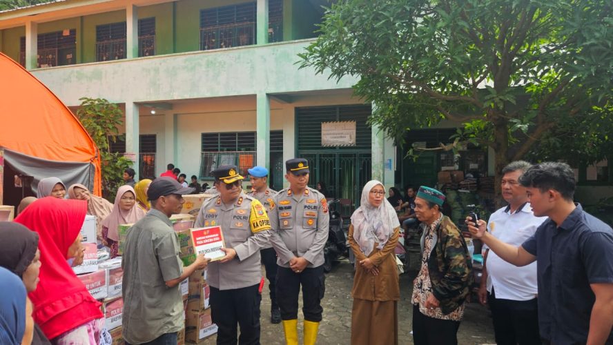 Polri Peduli Masyarakat: Polres Sibolga Salurkan Bantuan Sosial Untuk Korban Bencana Alam