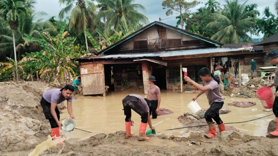 Pemulihan Pascabanjir Tapsel Dipercepat, Personel Brimob Fokus Bersihkan Rumah dan Fasilitas Pendidikan