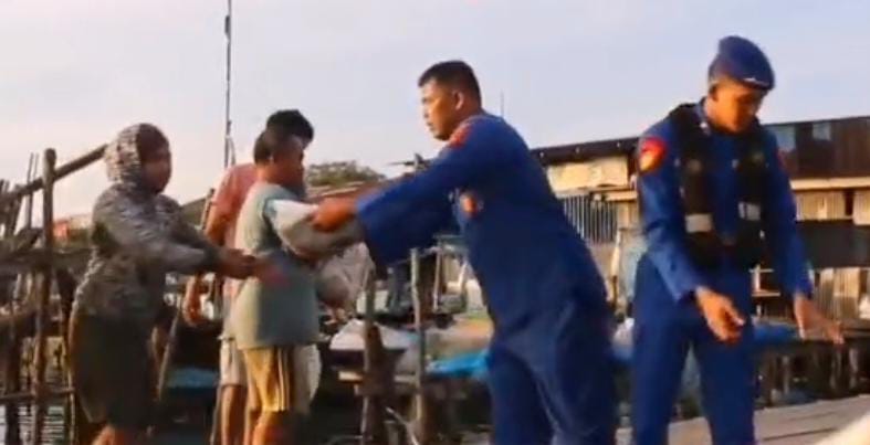 Ditpolairud Polda Sumut Salurkan Bantuan Sembako Untuk Nelayan Belawan Yang Terdampak Cuaca Buruk