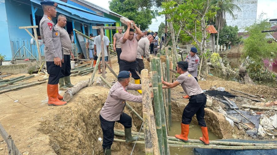 Brimob Sumut Gerak Cepat Perbaiki Tanggul Sungai Tanjung Pura, Warga Berterima Kasih Dan Apresiasi Tinggi