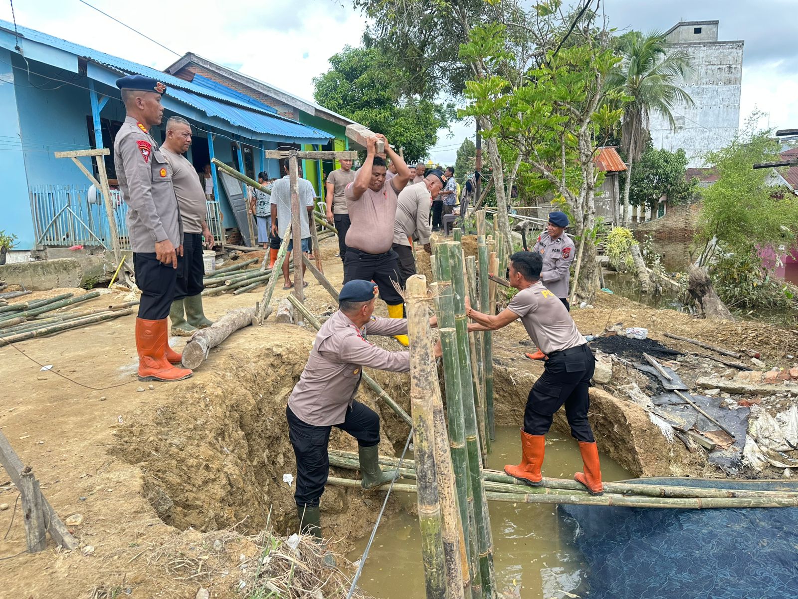Brimob Sumut Gerak Cepat Perbaiki Tanggul Sungai Tanjung Pura, Warga Berterima Kasih Dan Apresiasi Tinggi