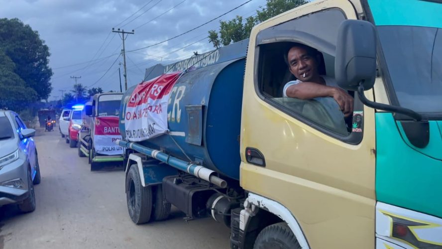 Polres Langkat Kolaborasi Salurkan Sembako Dan Air Bersih Untuk Korban Banjir Di Besitang