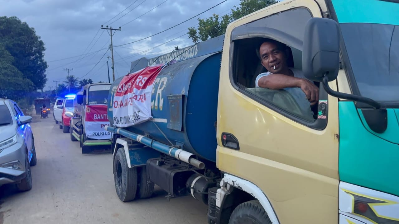 Polres Langkat Kolaborasi Salurkan Sembako Dan Air Bersih Untuk Korban Banjir Di Besitang
