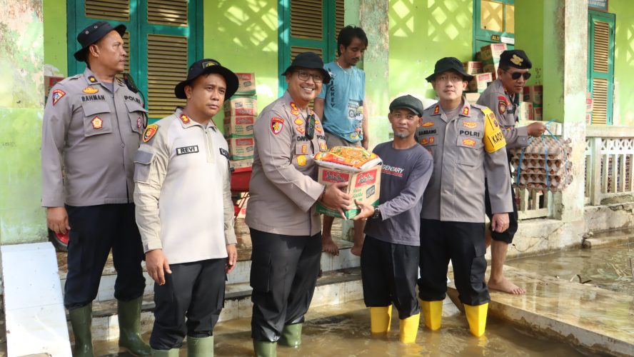 Kapolres Langkat Dan Kapolres Jajaran Salurkan Bantuan Banjir Untuk Warga Institut Jam’iyah Mahmudiyah Tanjung Pura