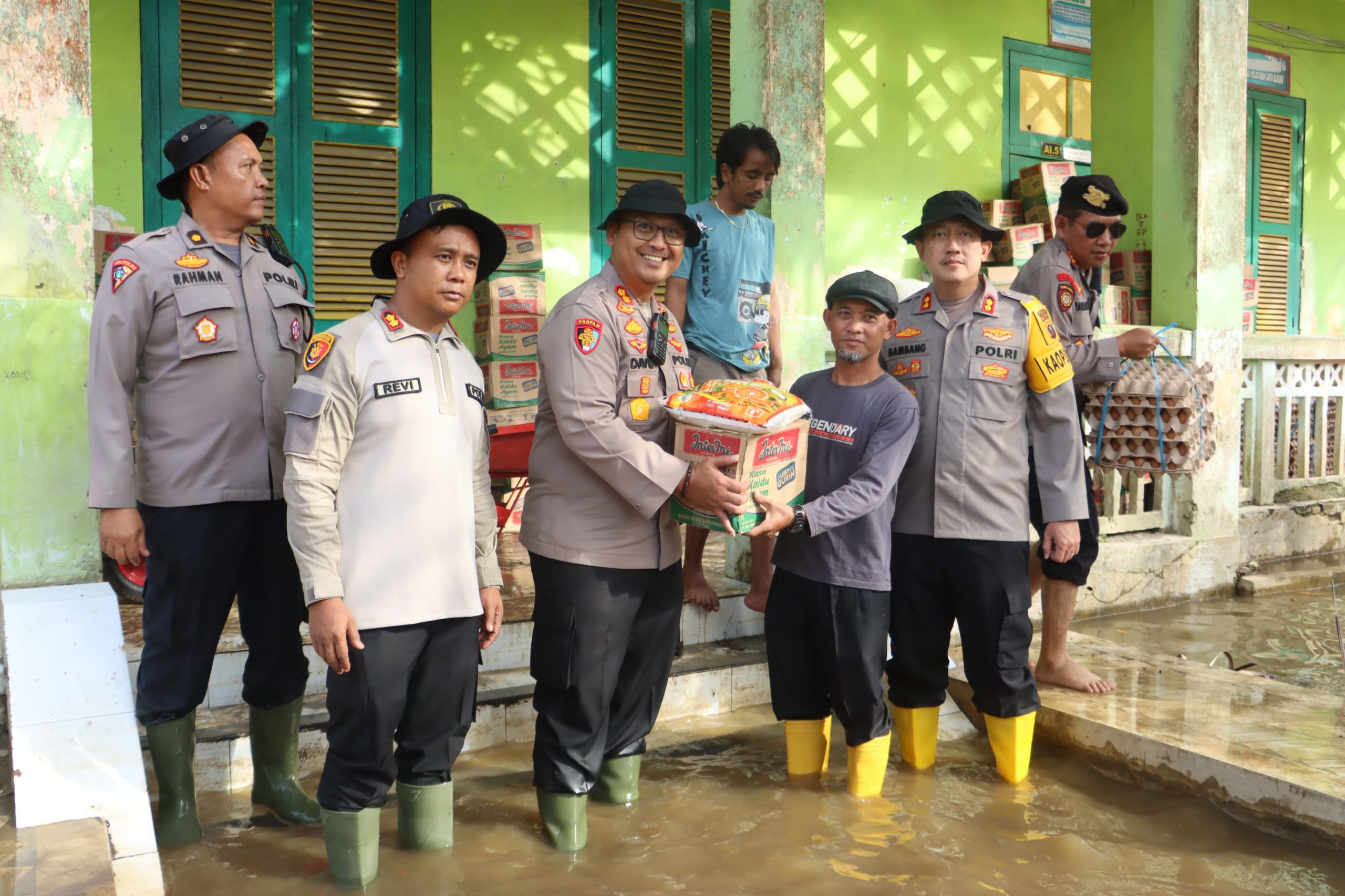 Kapolres Langkat Dan Kapolres Jajaran Salurkan Bantuan Banjir Untuk Warga Institut Jam’iyah Mahmudiyah Tanjung Pura