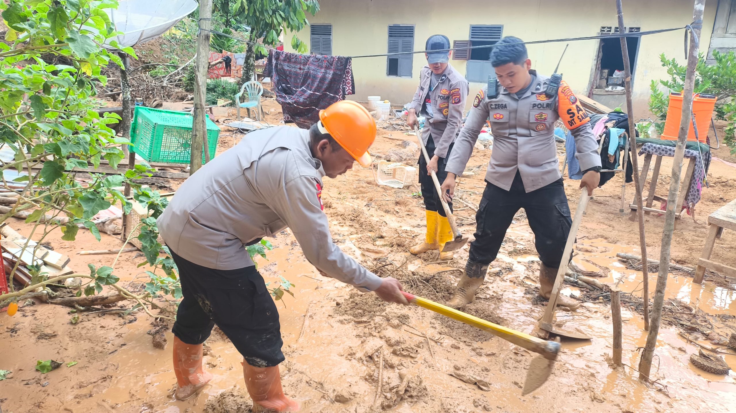 Quick Response Brimob Polda Sumut Bersihkan Material Longsor, Warga Adiankoting Ucapkan Terima Kasih