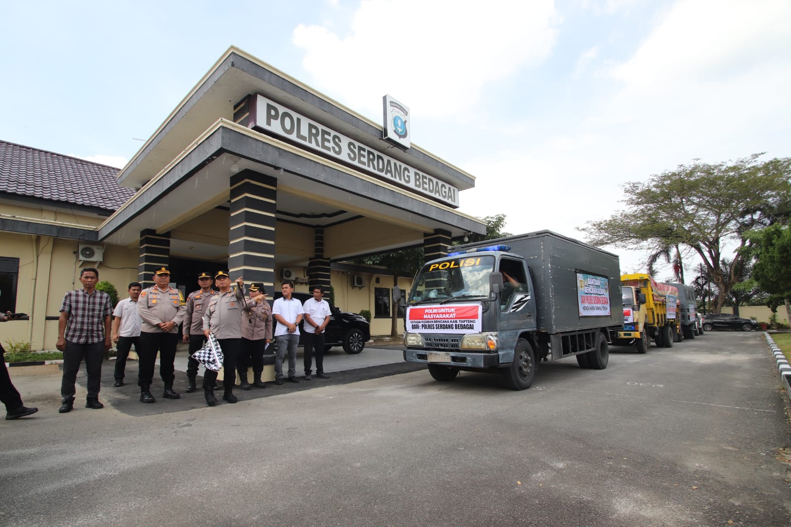 Kapolres Sergai Berangkatkan Bantuan Sembako Untuk Korban Bencana Alam di Langkat, Sibolga, Dan Tapanuli Tengah
