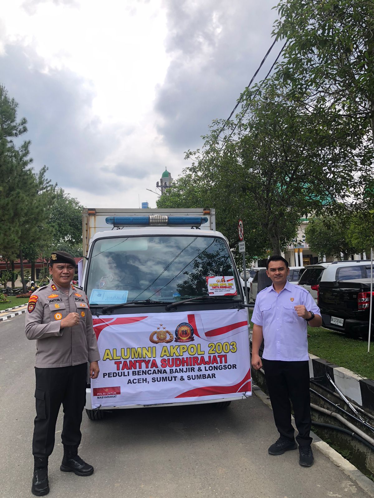 Polda Sumut Salurkan Bantuan Sembako Dan Air Bersih Dari Alumni Akpol 2003 Untuk Warga Terdampak Di Langkat