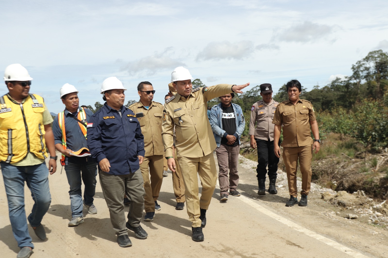Bupati Pakpak Bharat Tinjau Pekerjaan Peningkatan Struktur Jalan Penghubung Pakpak Bharat-Dairi pada Ruas jalan Sigalingging-Kuta Jungak