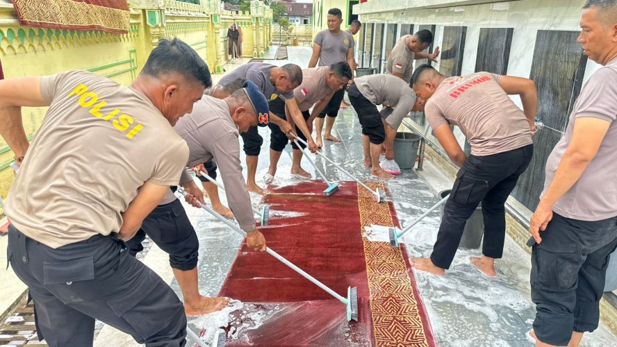 Brimob Polda Sumut Dan Polres Langkat Bersihkan Masjid Pascabanjir, Salurkan Bantuan Untuk BKM Masjid Azizi