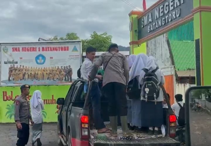 Jalan Rusak Tak Halangi Pendidikan: Brimob Polda Sumut Antar-Jemput Anak Sekolah di Daerah Longsor