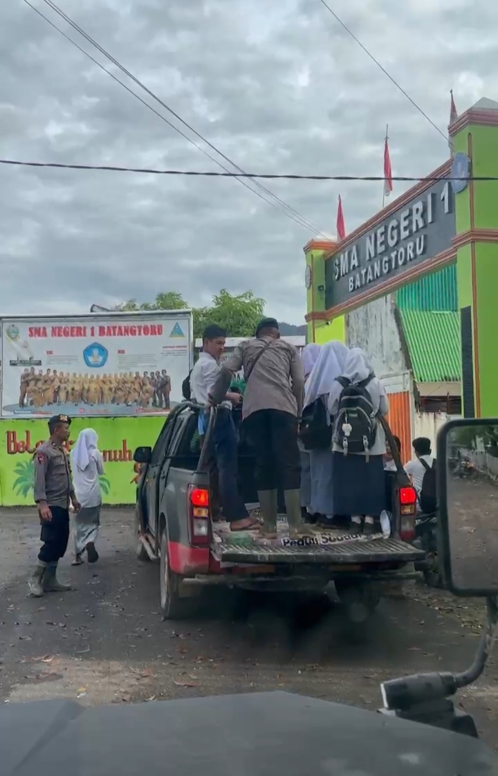 Jalan Rusak Tak Halangi Pendidikan: Brimob Polda Sumut Antar-Jemput Anak Sekolah di Daerah Longsor