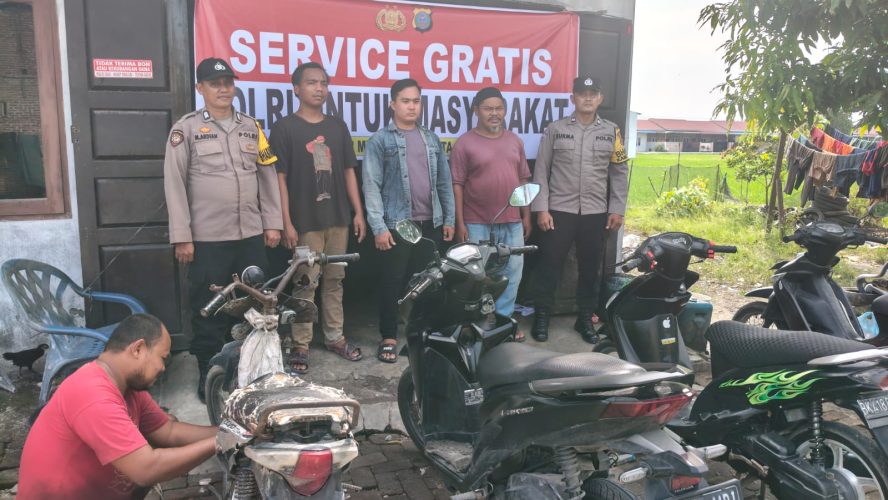 Jajaran Polresta Deli Serdang Buka Bengkel Service Gratis Untuk Sepeda Motor Warga Yang Terendam Banjir