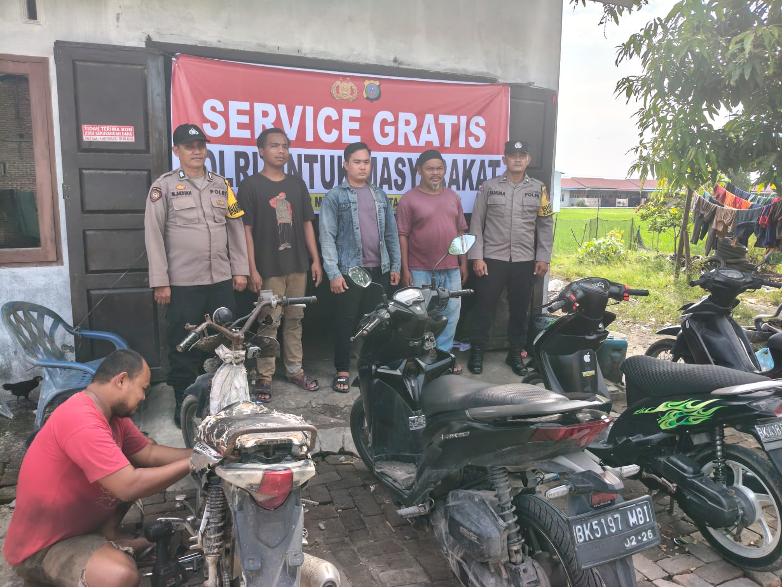 Jajaran Polresta Deli Serdang Buka Bengkel Service Gratis Untuk Sepeda Motor Warga Yang Terendam Banjir