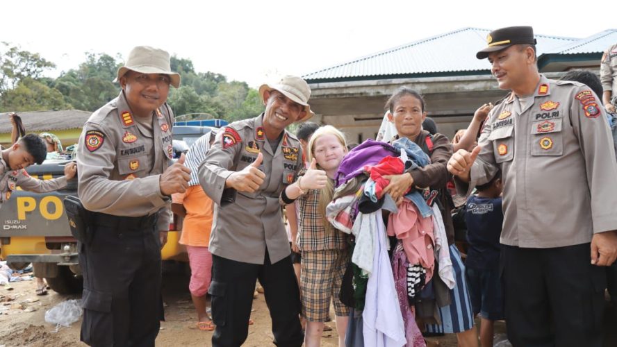 Polres Tapteng Bagikan Bantuan Pakaian Untuk Korban Banjir