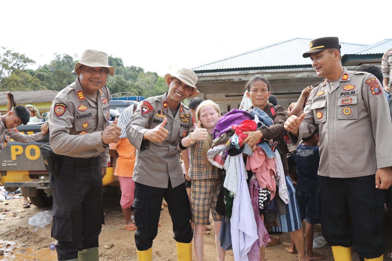 Polres Tapteng Bagikan Bantuan Pakaian Untuk Korban Banjir