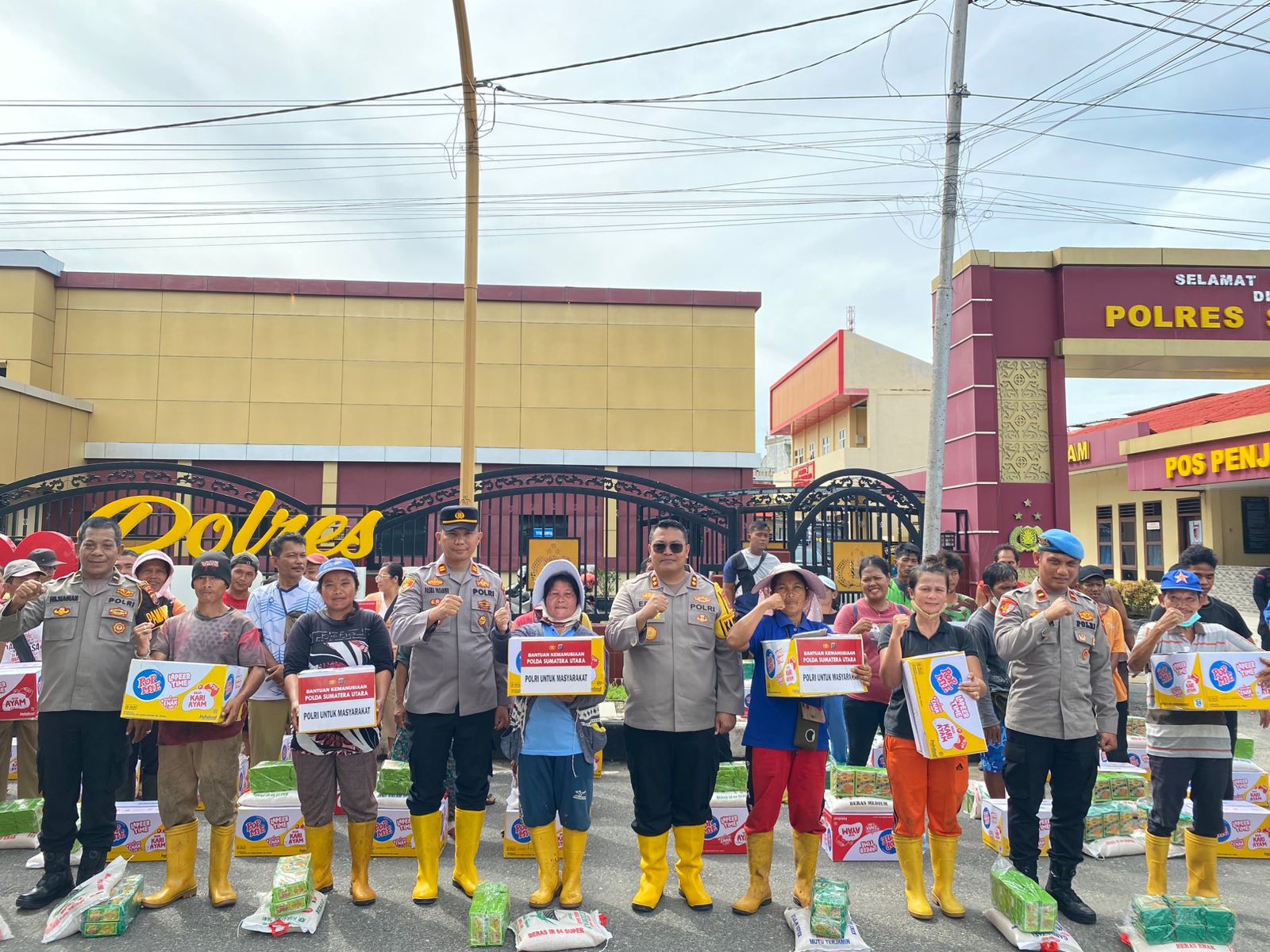 Polres Sibolga Salurkan Bantuan Sosial Bagi Korban Terdampak Banjir Dan Longsor Di Kota Sibolga