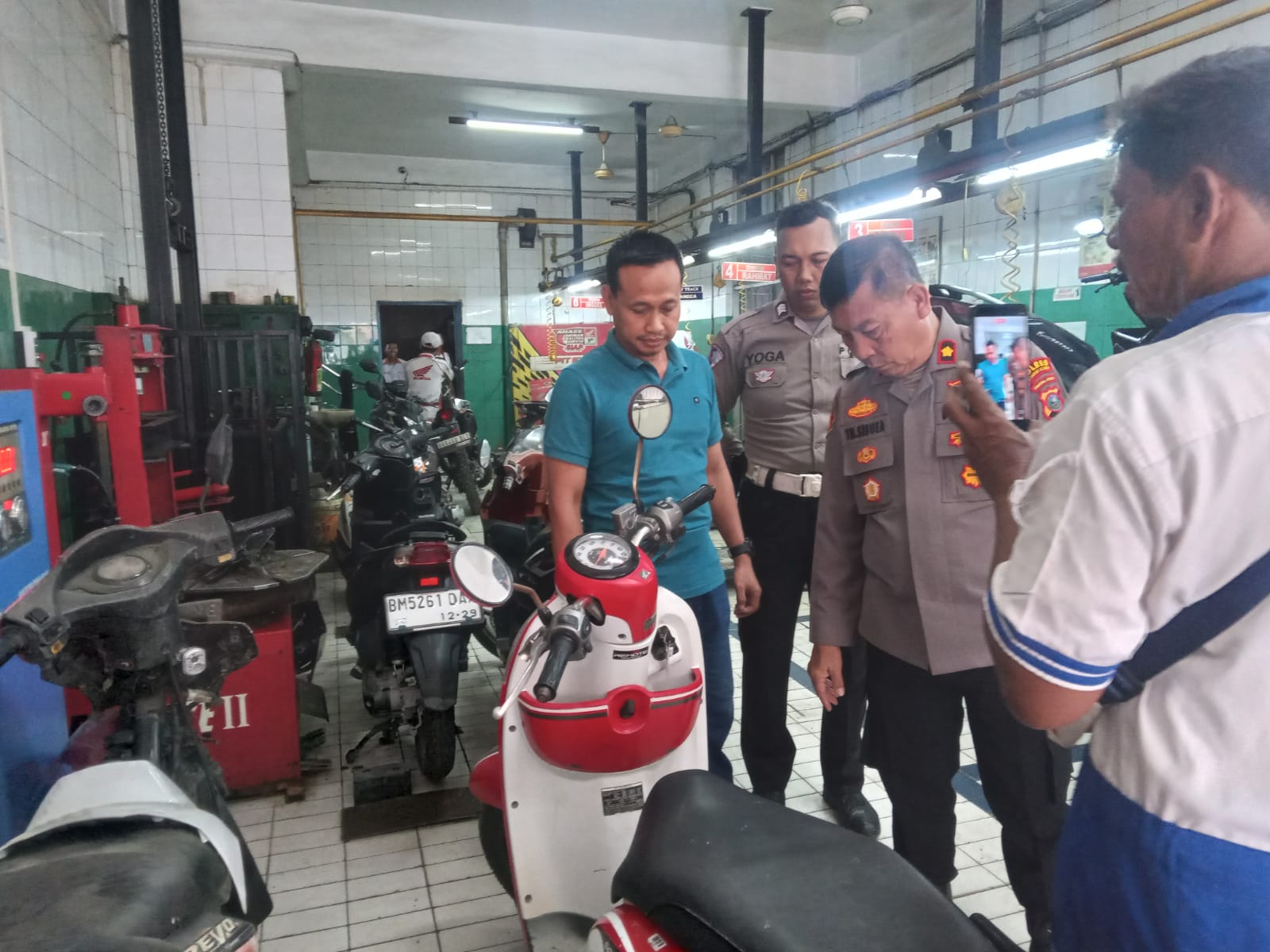 Polres Pelabuhan Belawan Berikan Service Motor Gratis Bagi Warga Terdampak Banjir